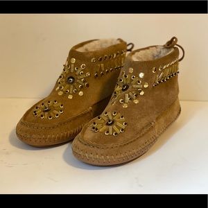 TORY BURCH EMBELLISHED TAN SUEDE LEATHER MOCCASIN